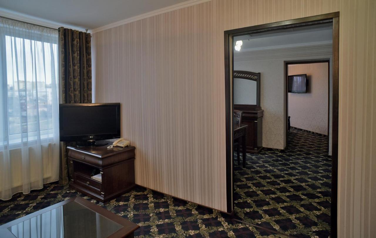 Hotel Mir Rivne Exterior photo